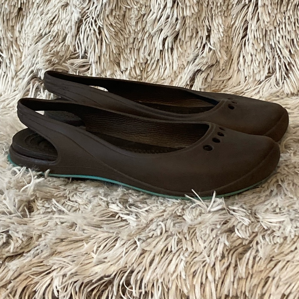 Crocs women’s size 7 brown slingback‎ slip on sandals closed toe waterproof